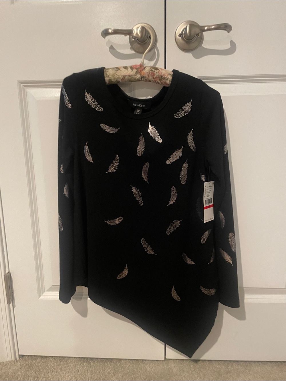 Karen Kane Black Long-Sleeve Feather Print Asymmetric Hem Top